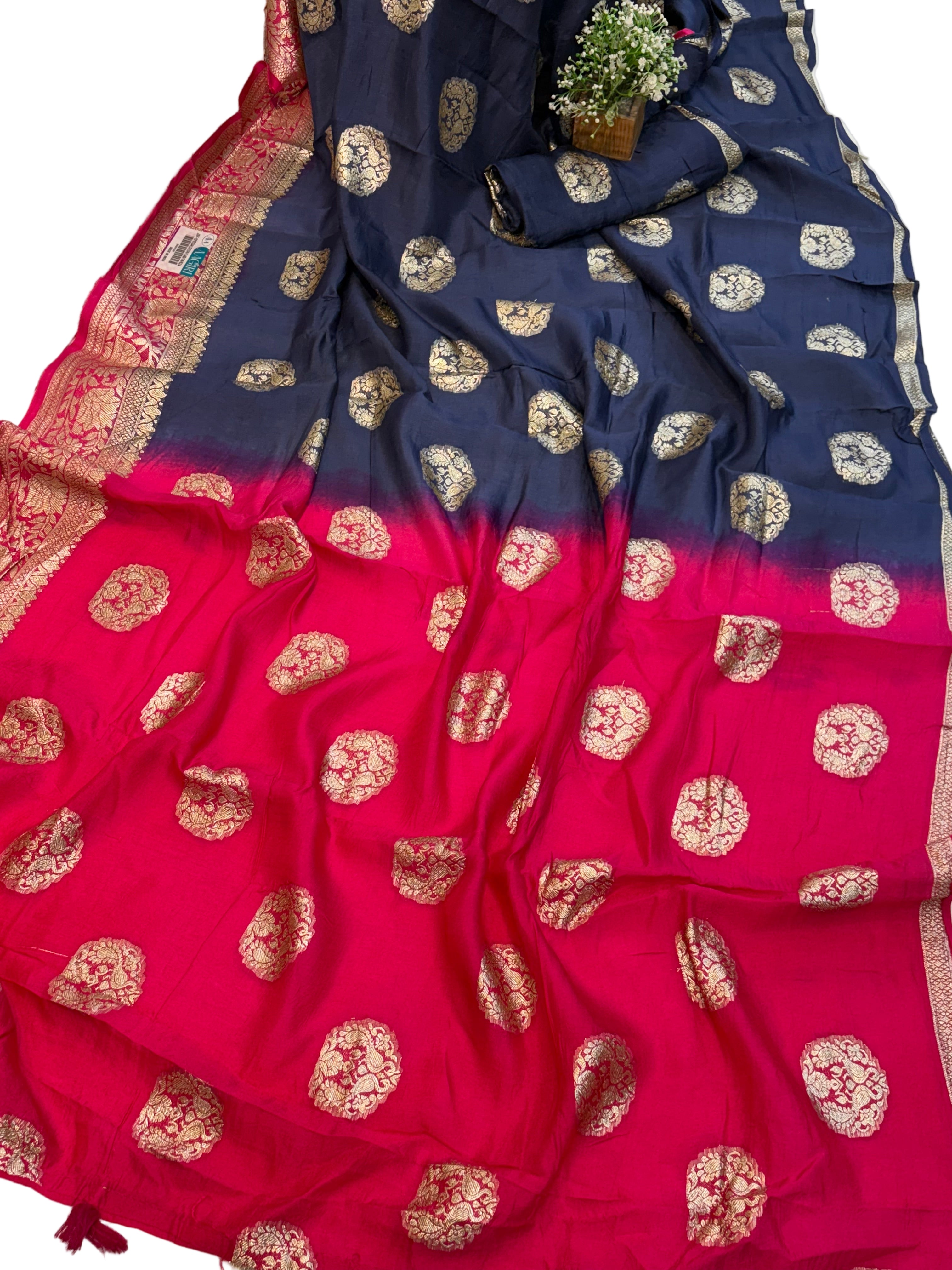 Name: Navy Blue and Rani Pink Banarasi Saree
Polka dot with Silk with rich zari motifs and traditional woven border
