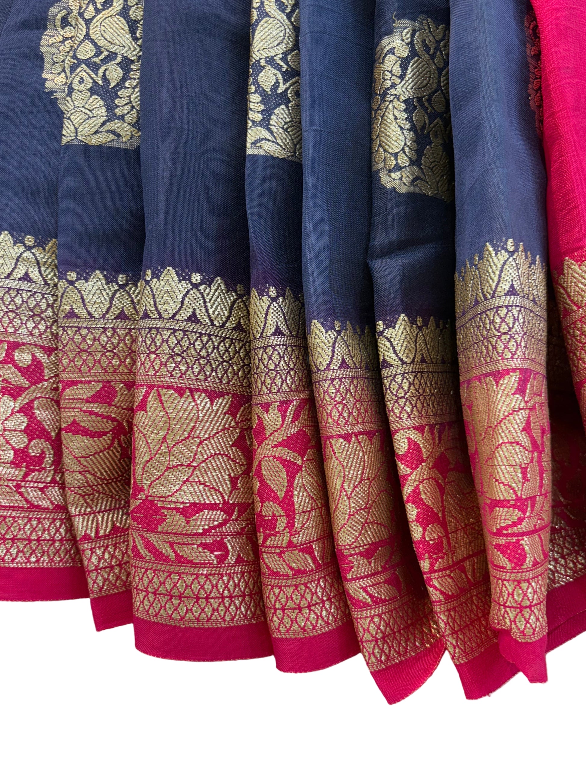 Name: Navy Blue and Rani Pink Banarasi Saree
Polka dot with Silk with rich zari motifs and traditional woven border