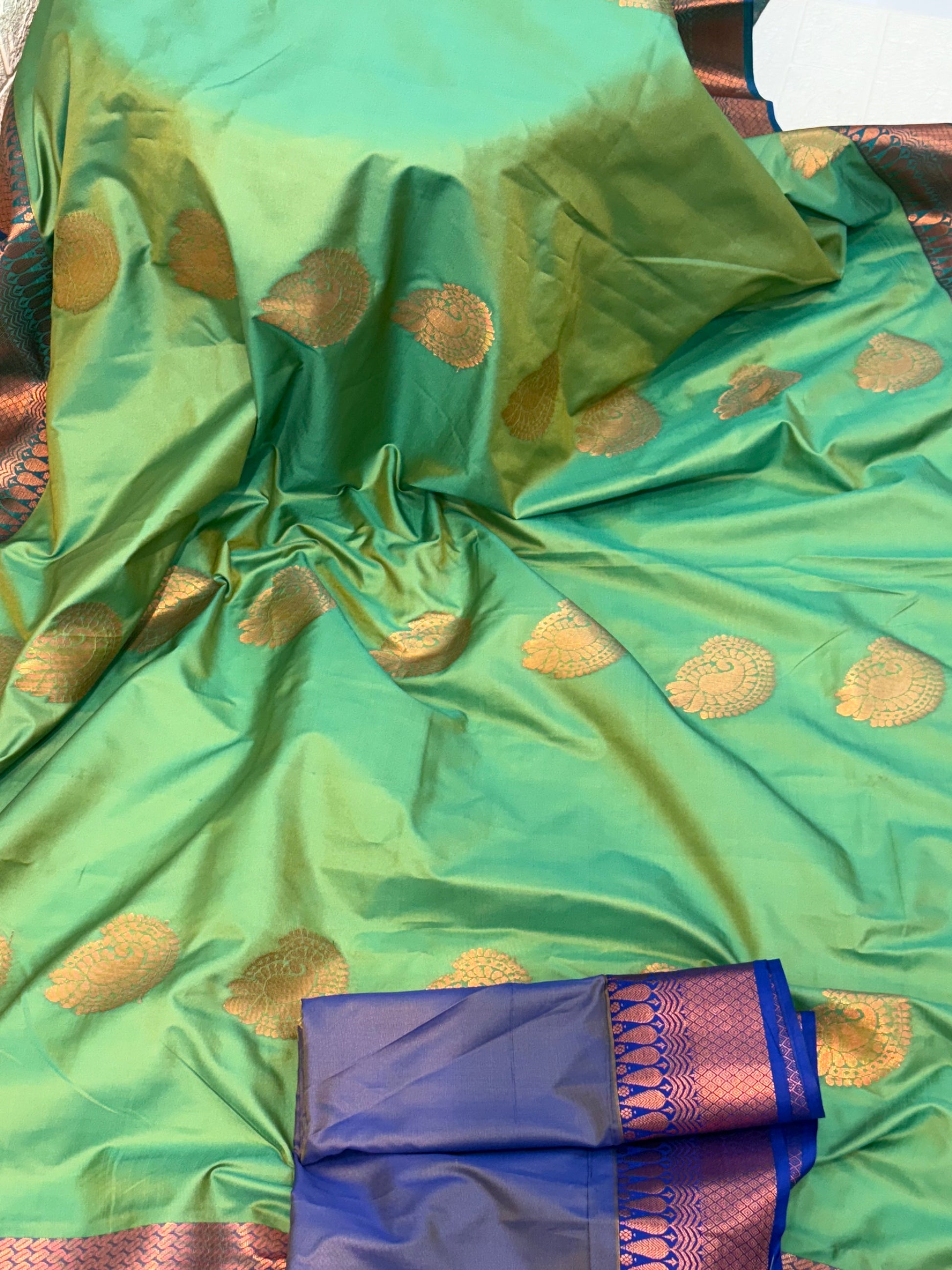 Name: Green pure Silk Saree with Rich Zari Weaving and purple pallu and contrast Border