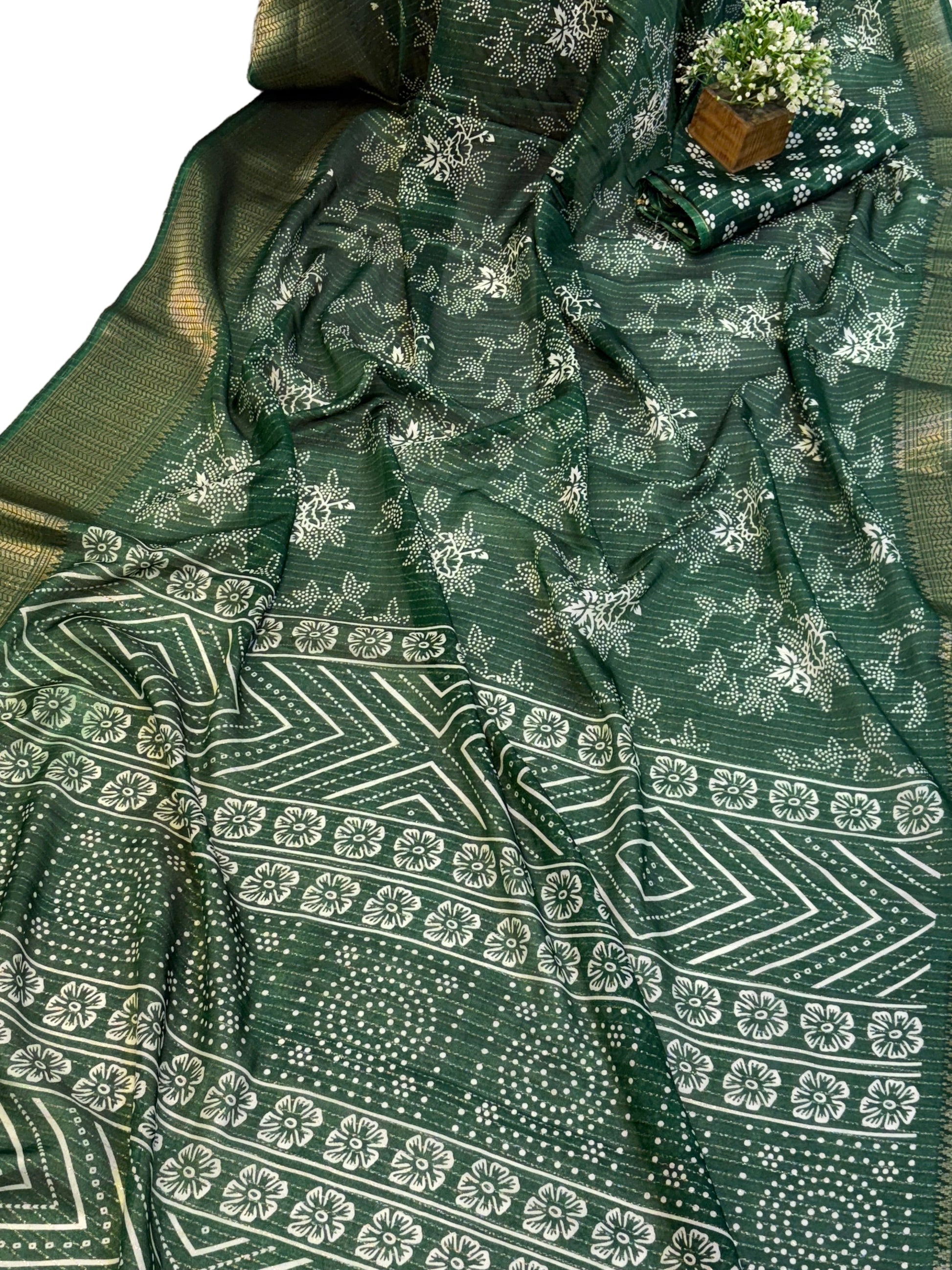 Name: Dark Green Floral Bandhani-Style Printed Saree
Fabric: Soft cotton silk blend with a smooth, breathable drape