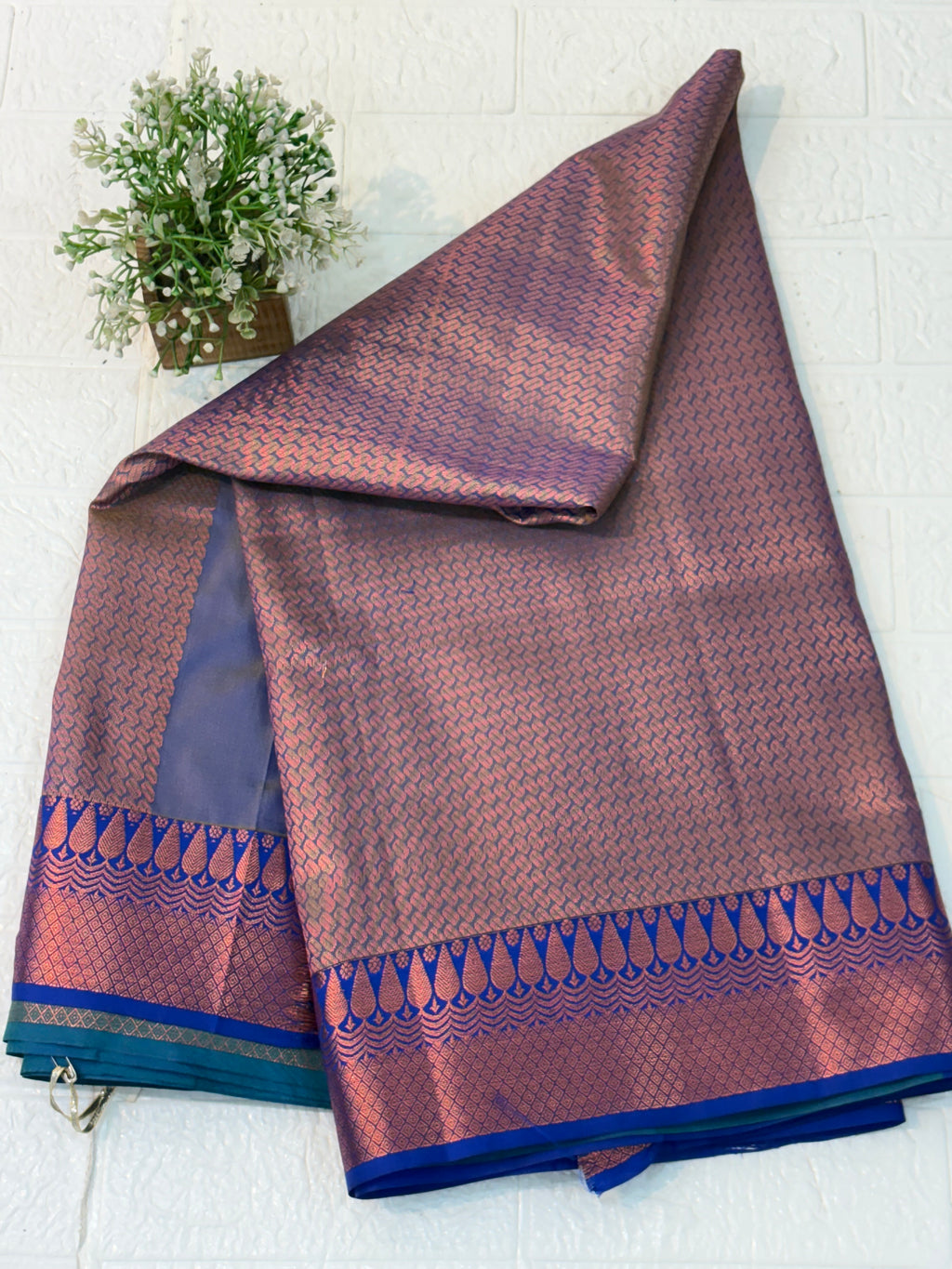 Name: Green pure Silk Saree with Rich Zari Weaving and purple pallu and contrast Border