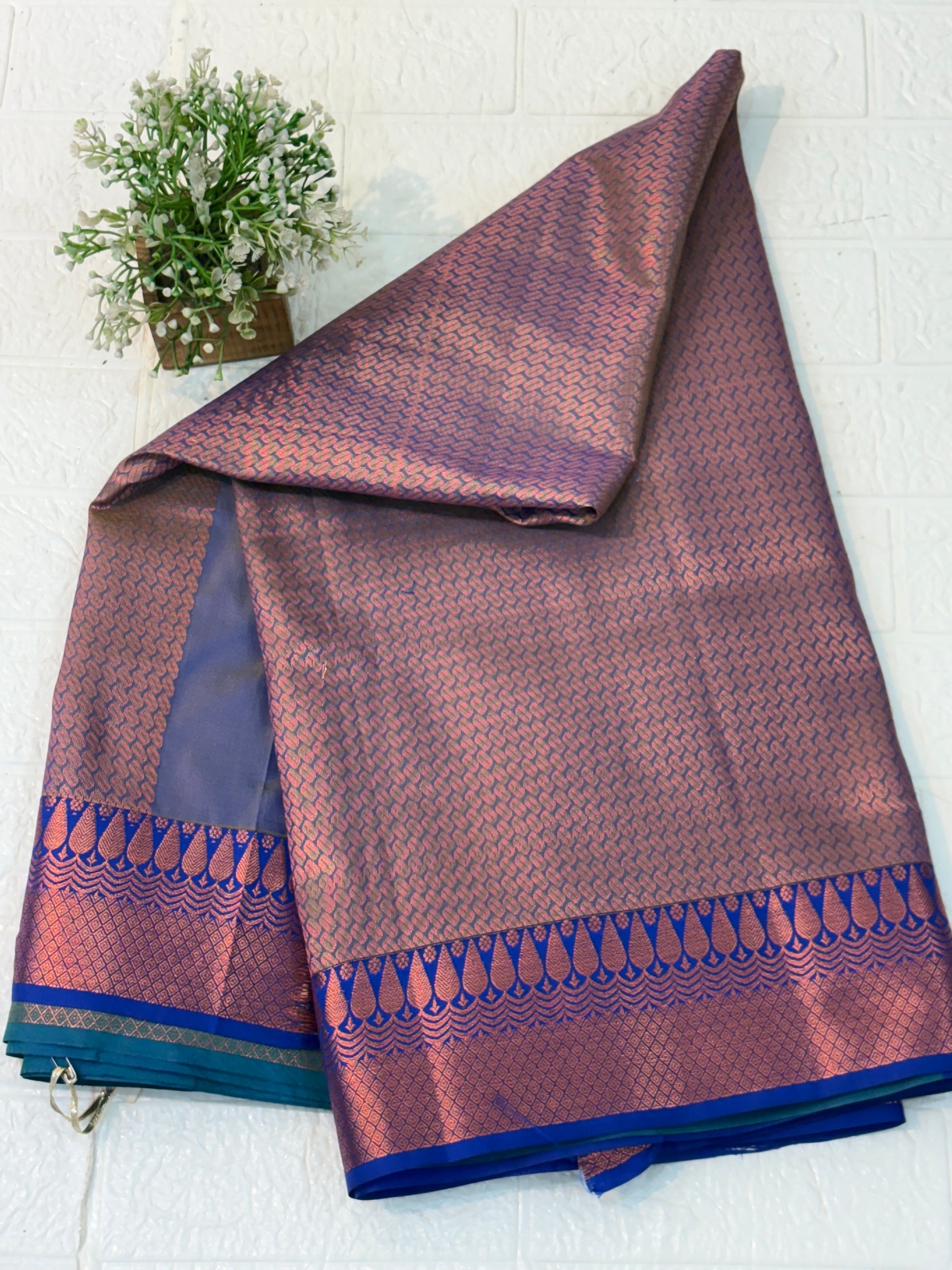Name: Green pure Silk Saree with Rich Zari Weaving and purple pallu and contrast Border