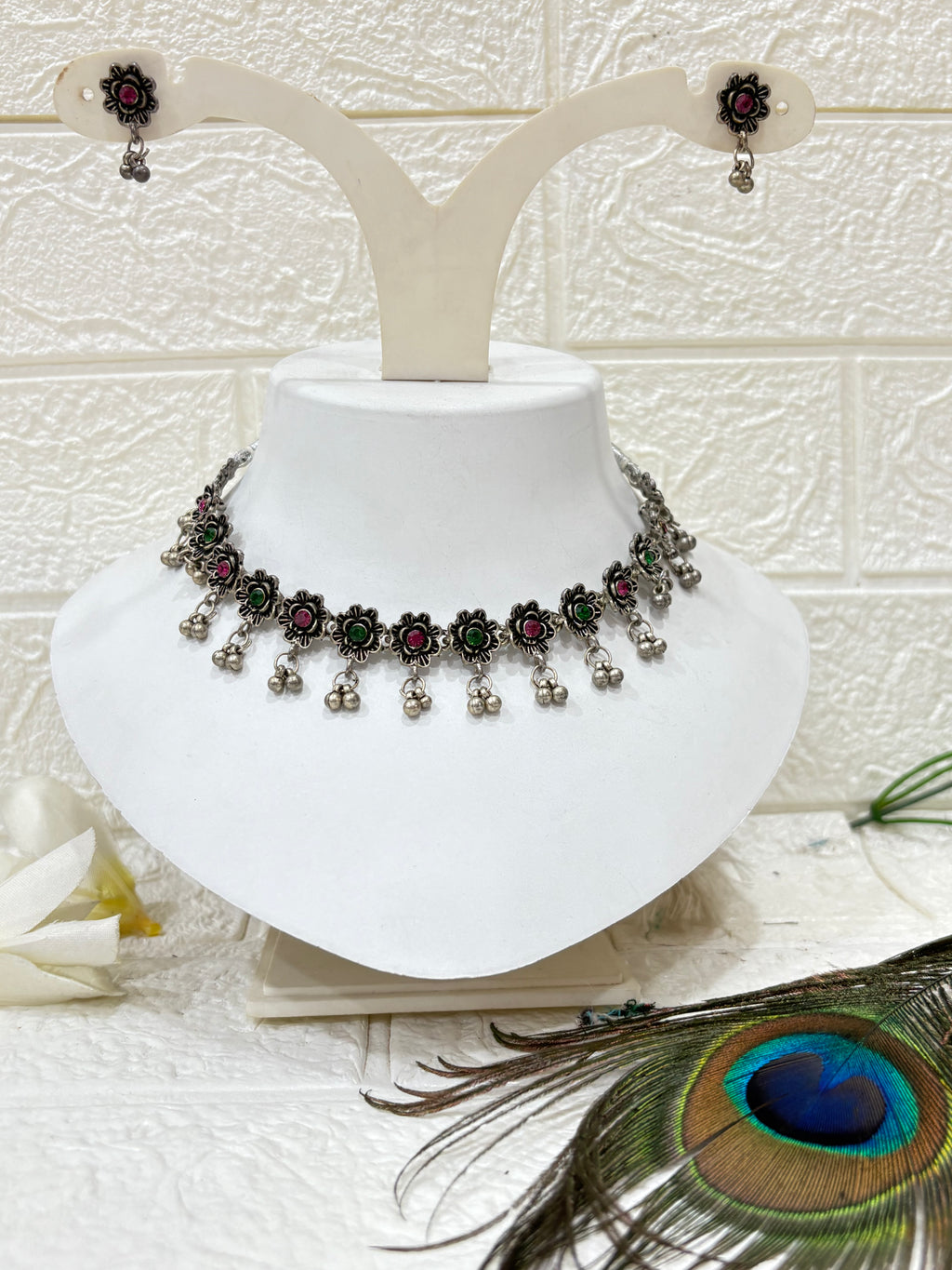 Name: Floral Silver Choker with Ghungroo Drops
Collection: Oxidised Silver Jewelry
Colour: Silver with Pink & Green Highlights