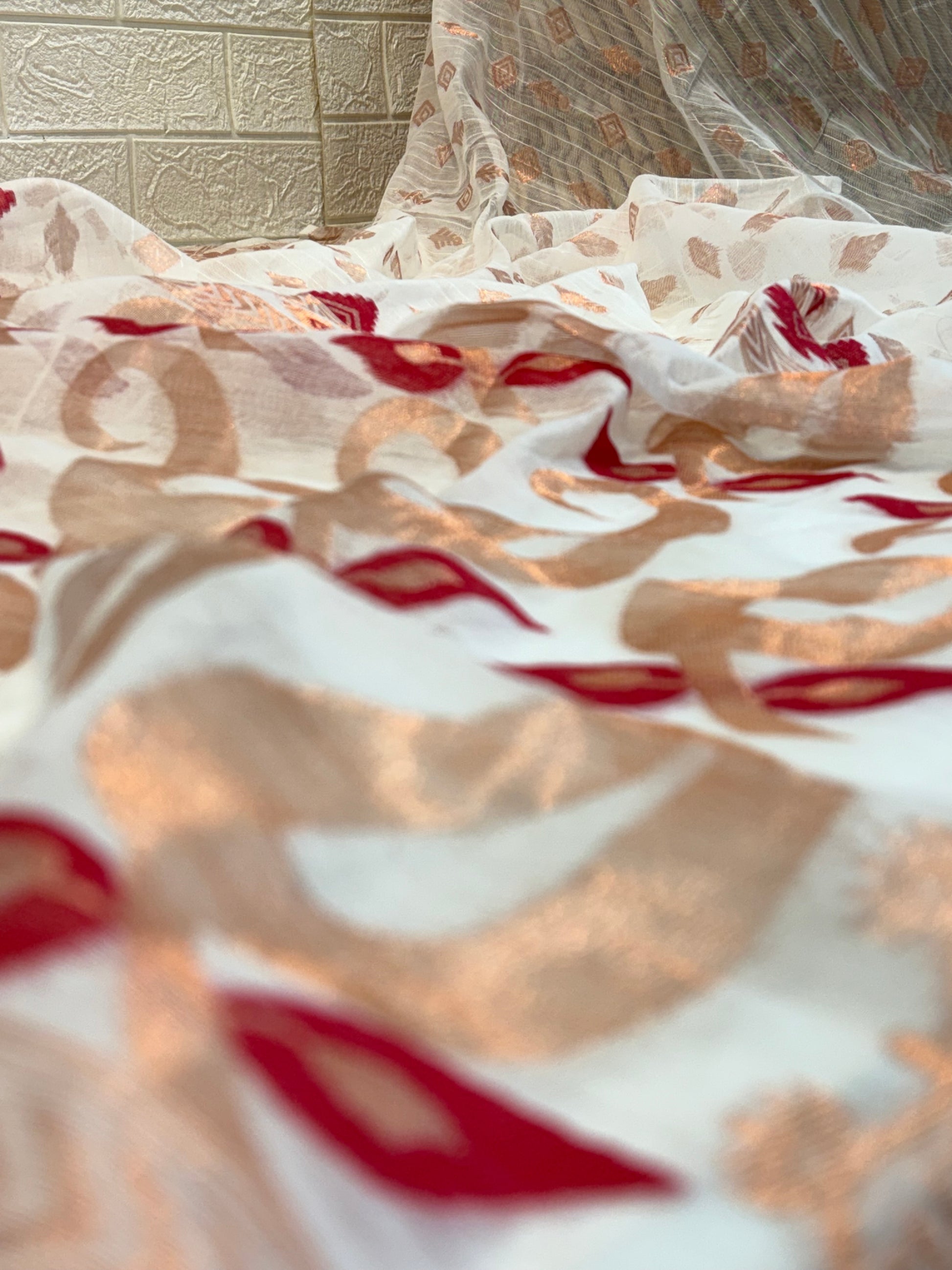 Ivory Copper Jamdani Saree
cotton Jamdani with delicate copper-toned woven motifs and a richly detailed traditional border, light and graceful in drape.