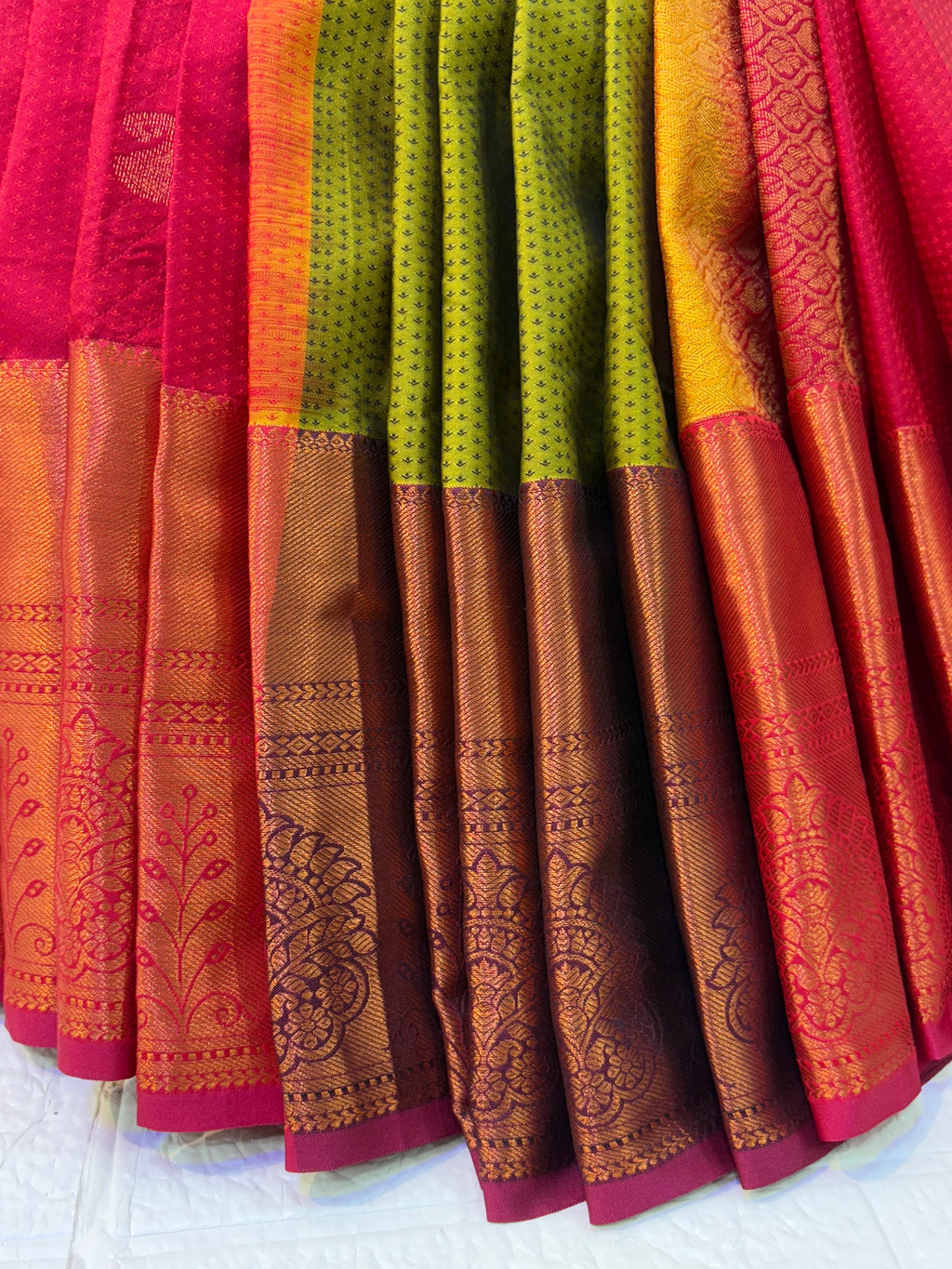 Name: Lime Green & Red Kanjivaram-Style Saree
Fabric: Soft silk blend with a rich, glossy zari-woven border