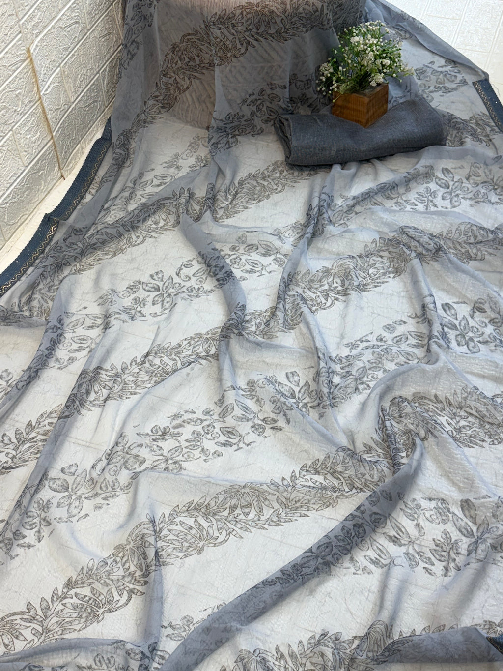 Name: Grey Leaf Print Saree
georgette fabric with elegant floral print and embroidered lace Borders this colour are available