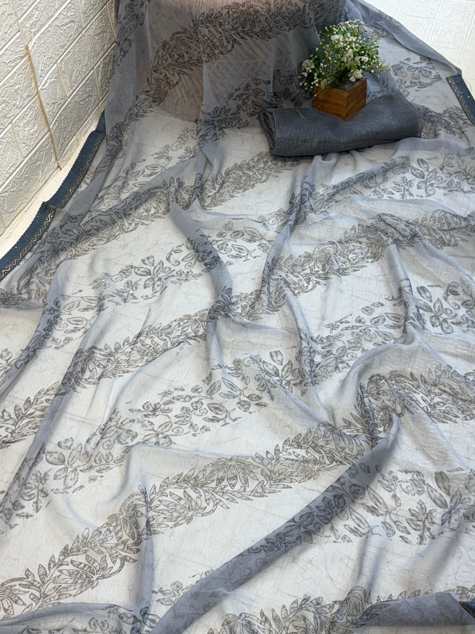 Name: Grey Leaf Print Saree
georgette fabric with elegant floral print and embroidered lace Borders this colour are available