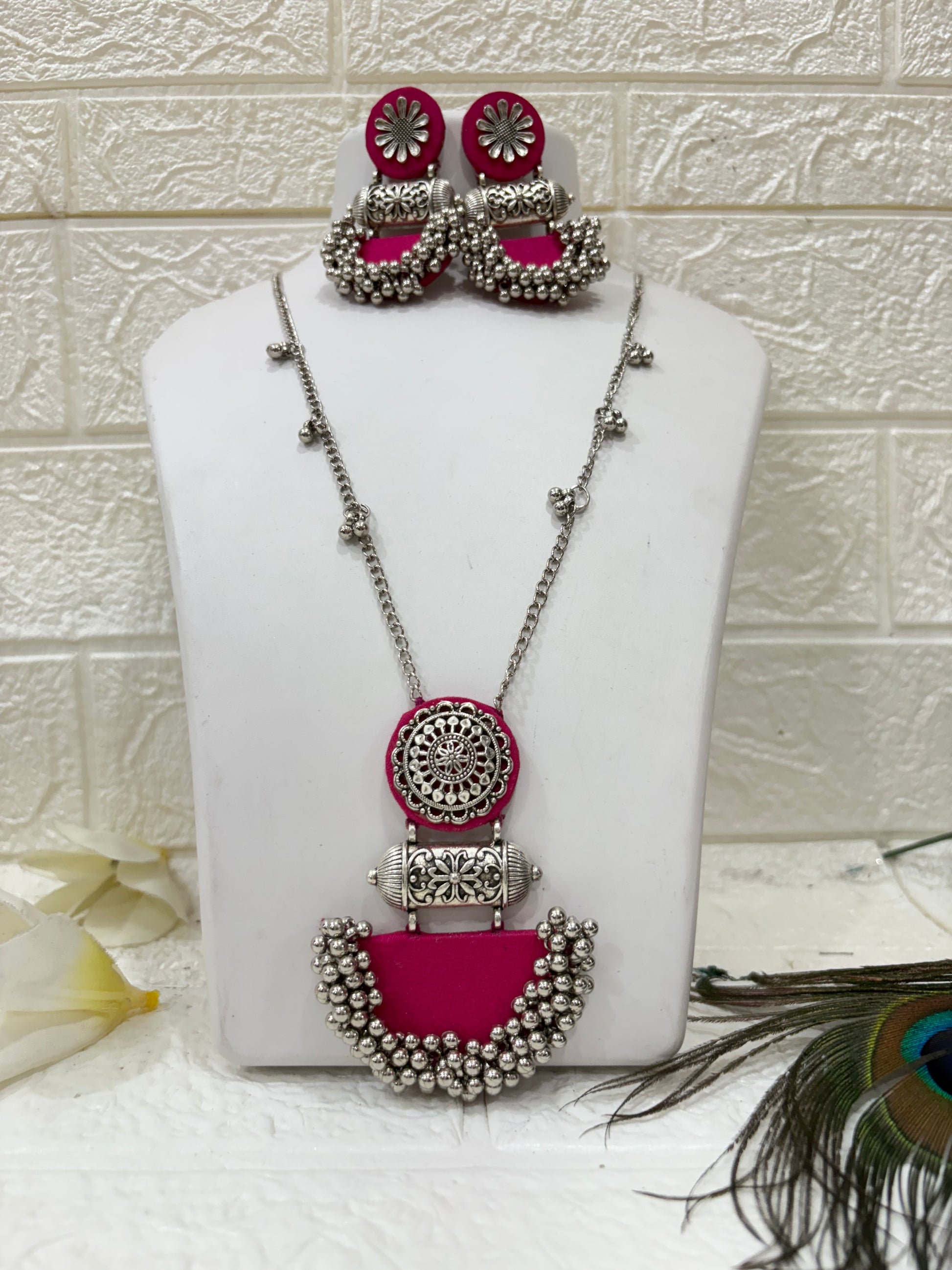 Name: Gulabi Ghungroo Necklace
Collection: Rangrez Collection – A vibrant range featuring bold pops of color, oxidised motifs, and ghungroo embellishments for a chic boho-ethnic look.