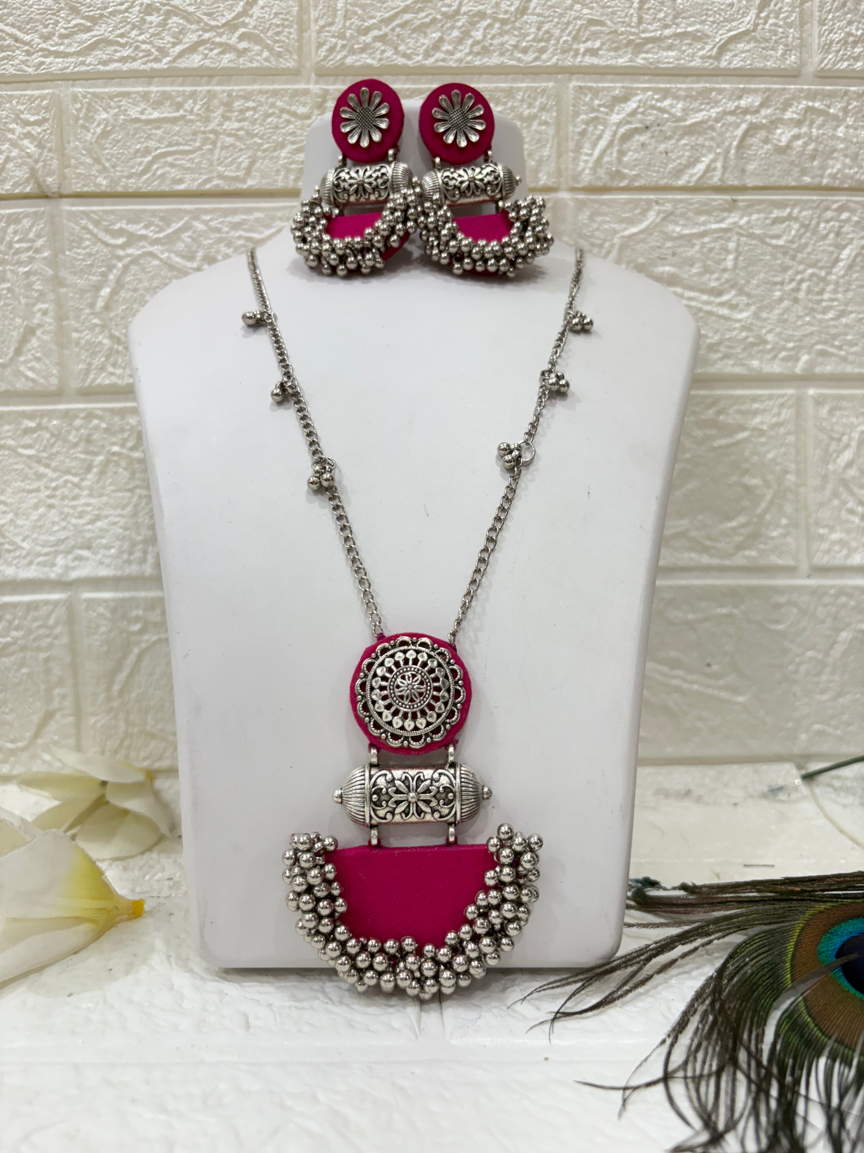 Name: Gulabi Ghungroo Necklace
Collection: Rangrez Collection – A vibrant range featuring bold pops of color, oxidised motifs, and ghungroo embellishments for a chic boho-ethnic look.