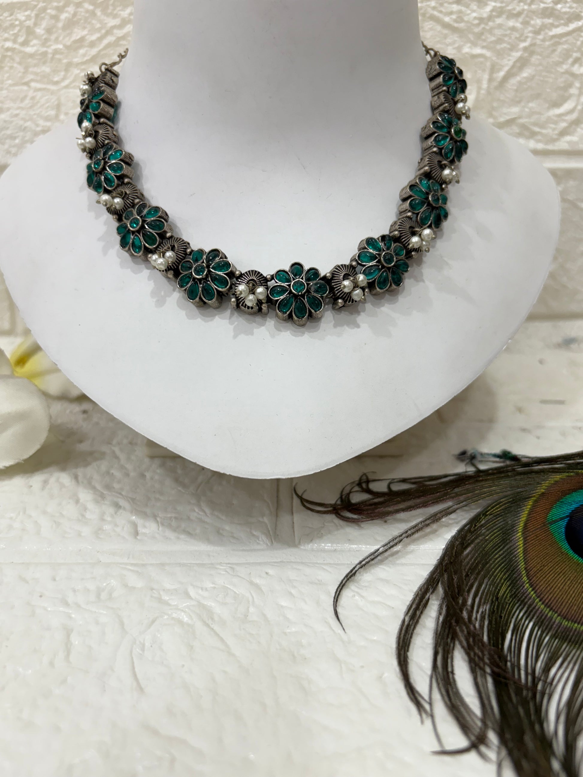 Name: Gulnaaz Green Choker
Collection: Phoolra Collection – A delicate floral jewellery line with green enamel flowers and oxidised silver finish, perfect for a graceful ethnic lo