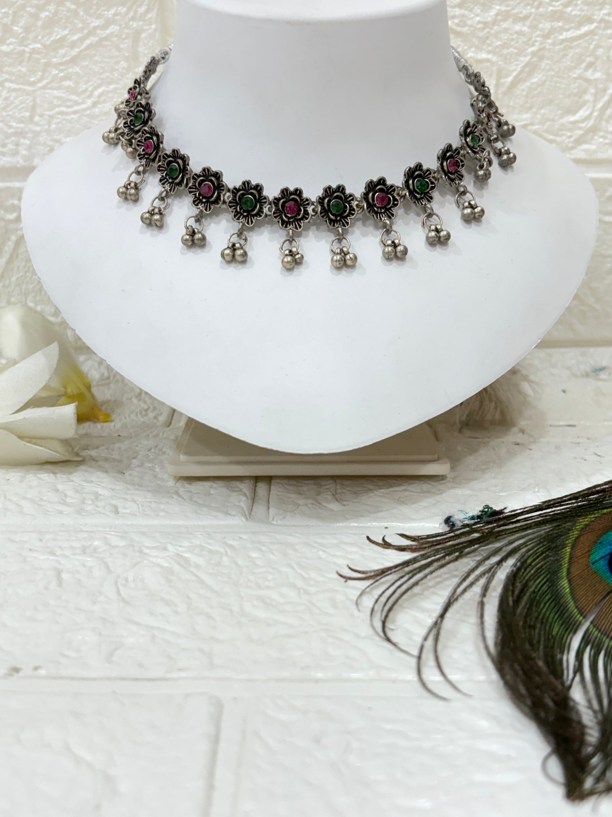 Name: Floral Silver Choker with Ghungroo Drops
Collection: Oxidised Silver Jewelry
Colour: Silver with Pink & Green Highlights