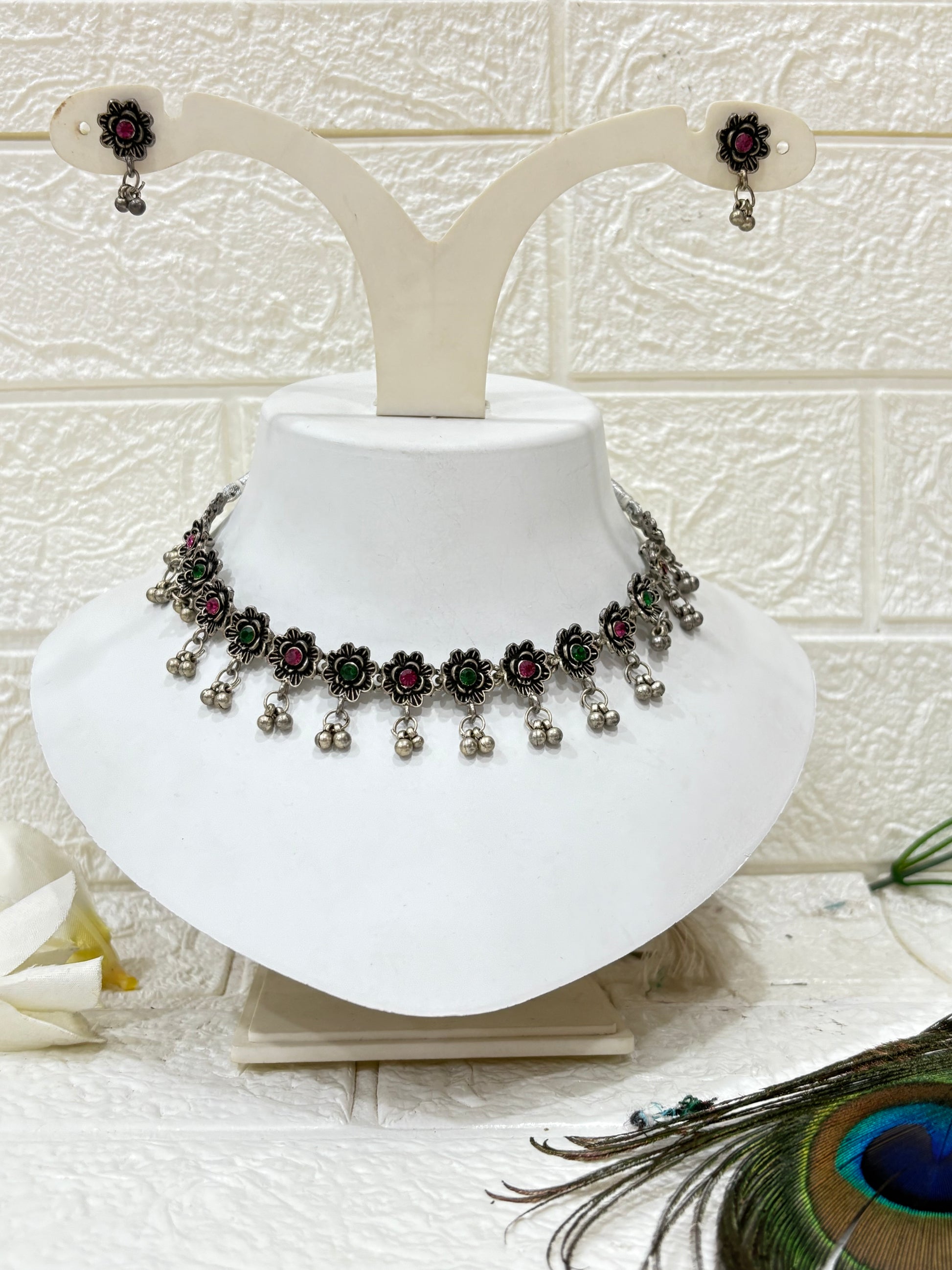 Name: Floral Silver Choker with Ghungroo Drops
Collection: Oxidised Silver Jewelry
Colour: Silver with Pink & Green Highlights