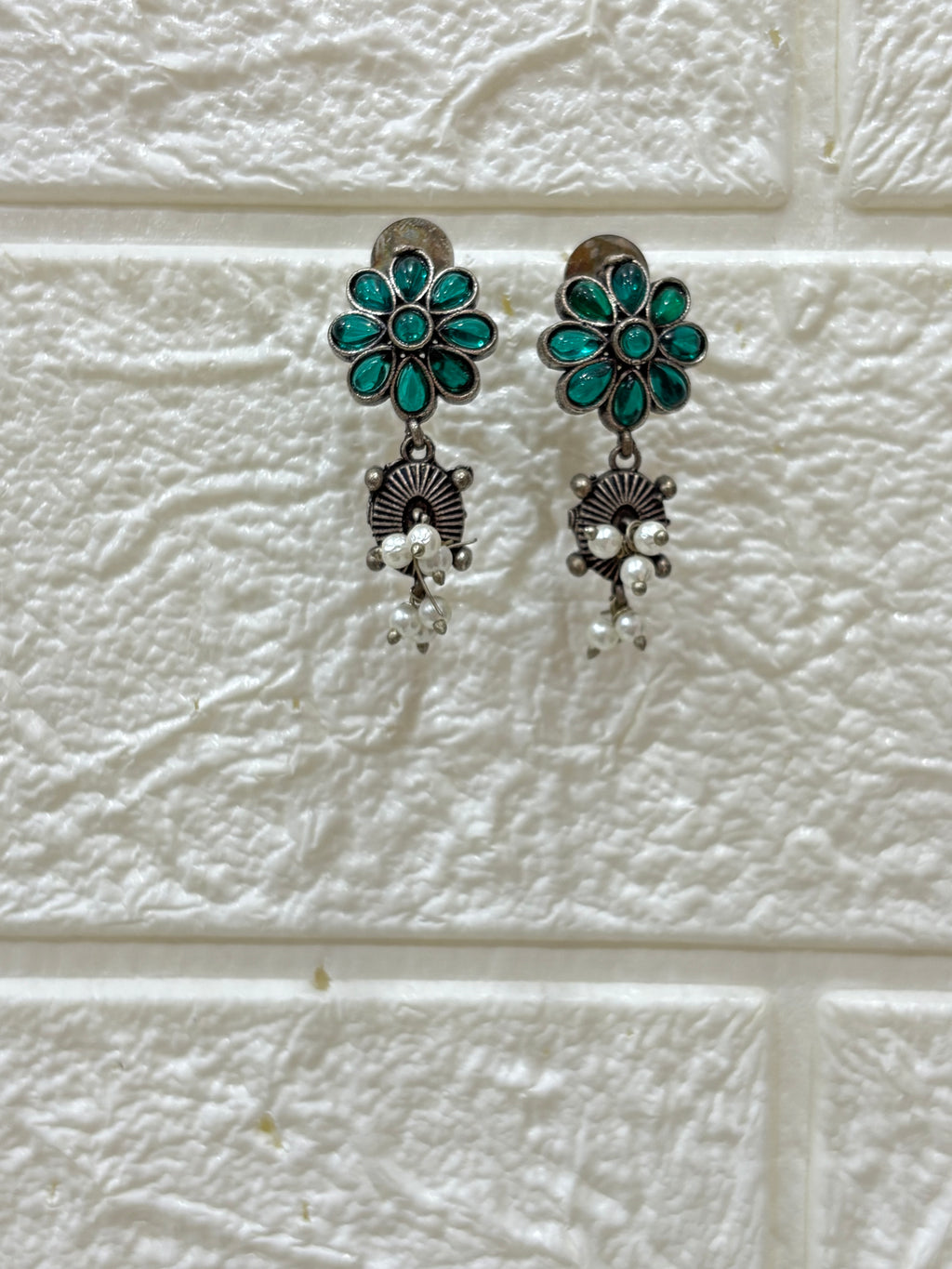 Name: Gulnaaz Green Choker
Collection: Phoolra Collection – A delicate floral jewellery line with green enamel flowers and oxidised silver finish, perfect for a graceful ethnic lo