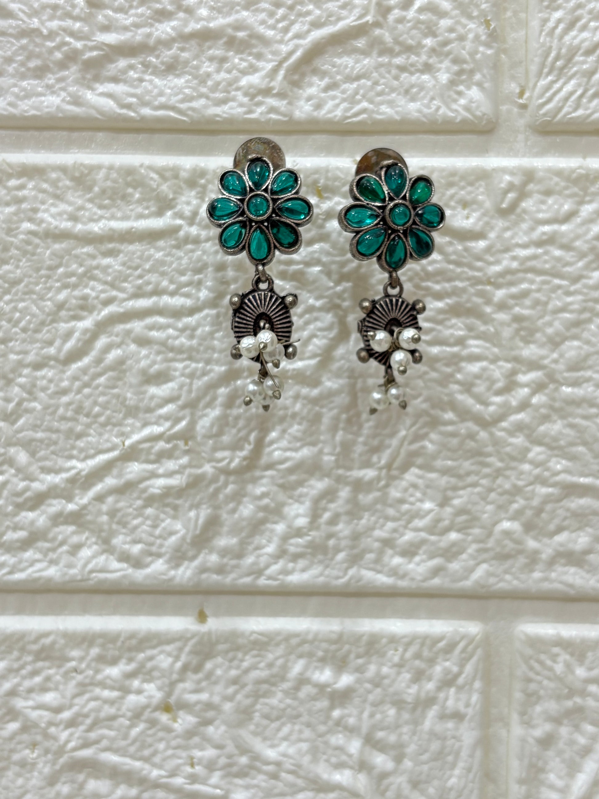 Name: Gulnaaz Green Choker
Collection: Phoolra Collection – A delicate floral jewellery line with green enamel flowers and oxidised silver finish, perfect for a graceful ethnic lo