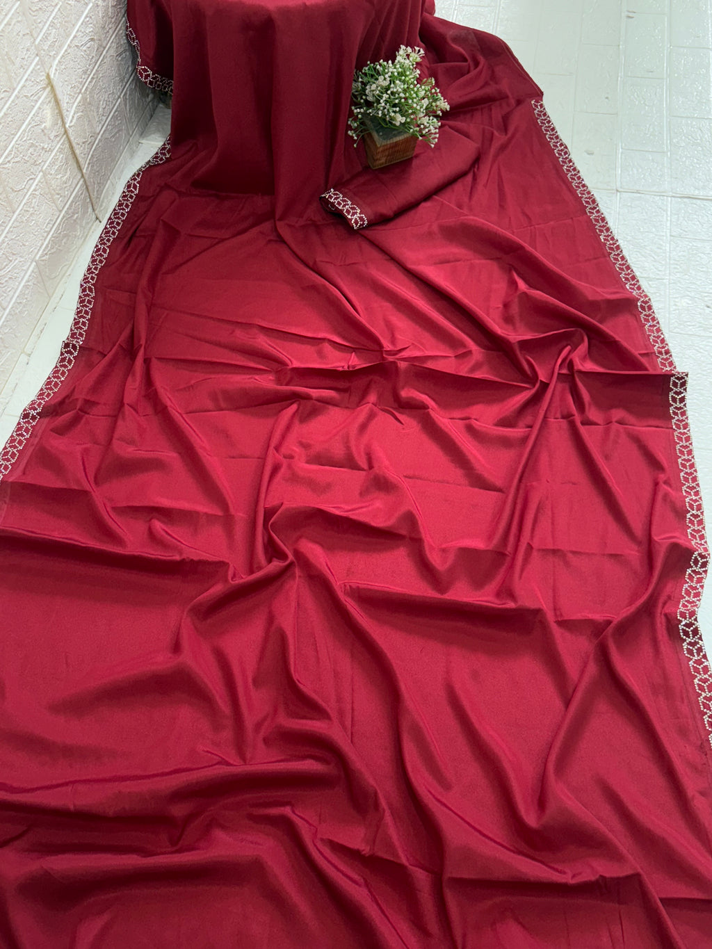 Name: Maroon Saree with  diamond border in saree with crepe silk fabric featuring a delicate  border for an elegant minimal look.