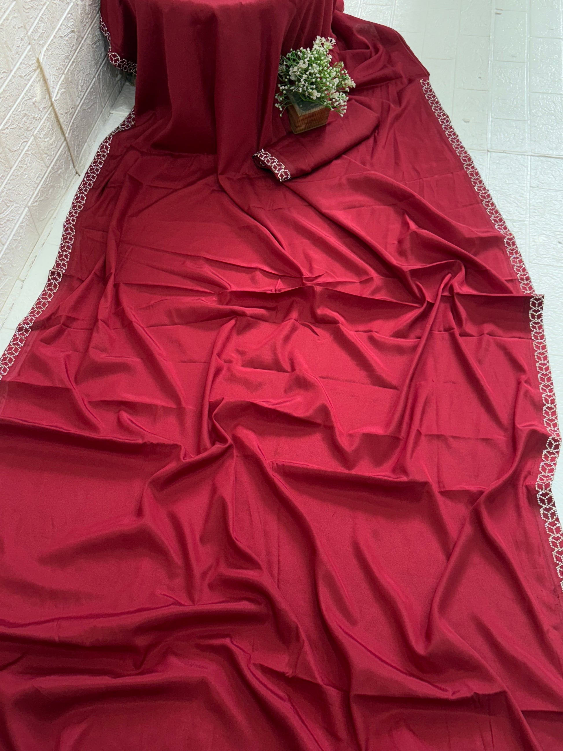 Name: Maroon Saree with  diamond border in saree with crepe silk fabric featuring a delicate  border for an elegant minimal look.