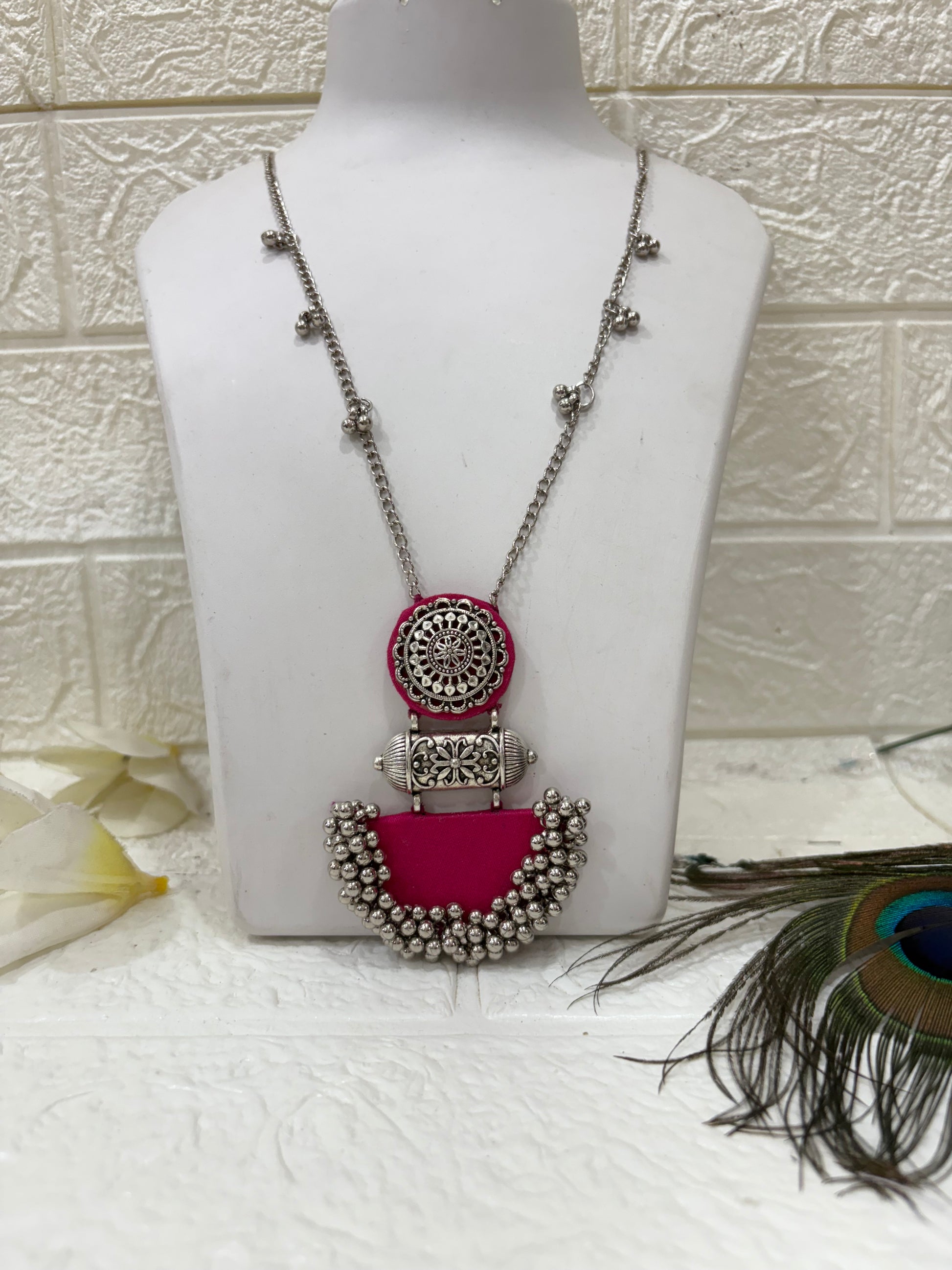 Name: Gulabi Ghungroo Necklace
Collection: Rangrez Collection – A vibrant range featuring bold pops of color, oxidised motifs, and ghungroo embellishments for a chic boho-ethnic look.