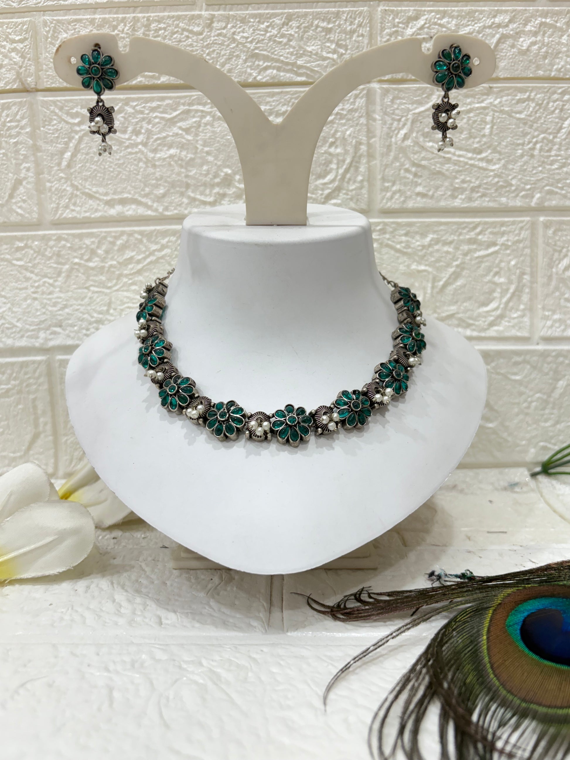 Name: Gulnaaz Green Choker
Collection: Phoolra Collection – A delicate floral jewellery line with green enamel flowers and oxidised silver finish, perfect for a graceful ethnic lo