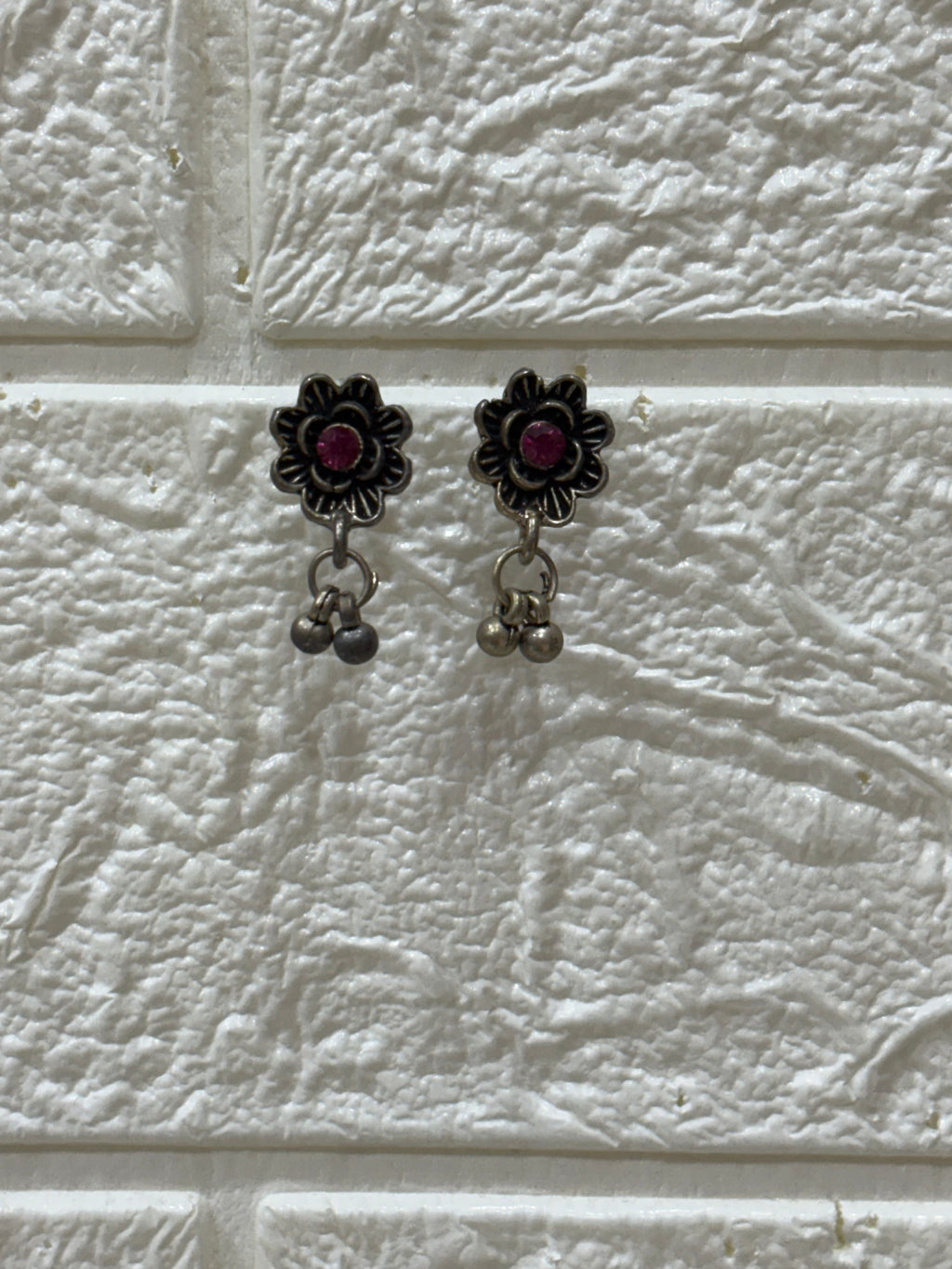 Name: Floral Silver Choker with Ghungroo Drops
Collection: Oxidised Silver Jewelry
Colour: Silver with Pink & Green Highlights