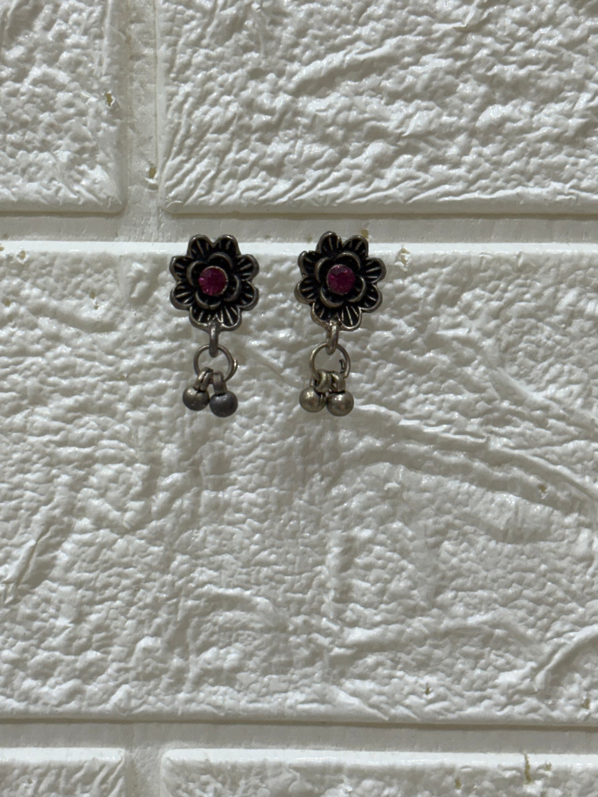 Name: Floral Silver Choker with Ghungroo Drops
Collection: Oxidised Silver Jewelry
Colour: Silver with Pink & Green Highlights