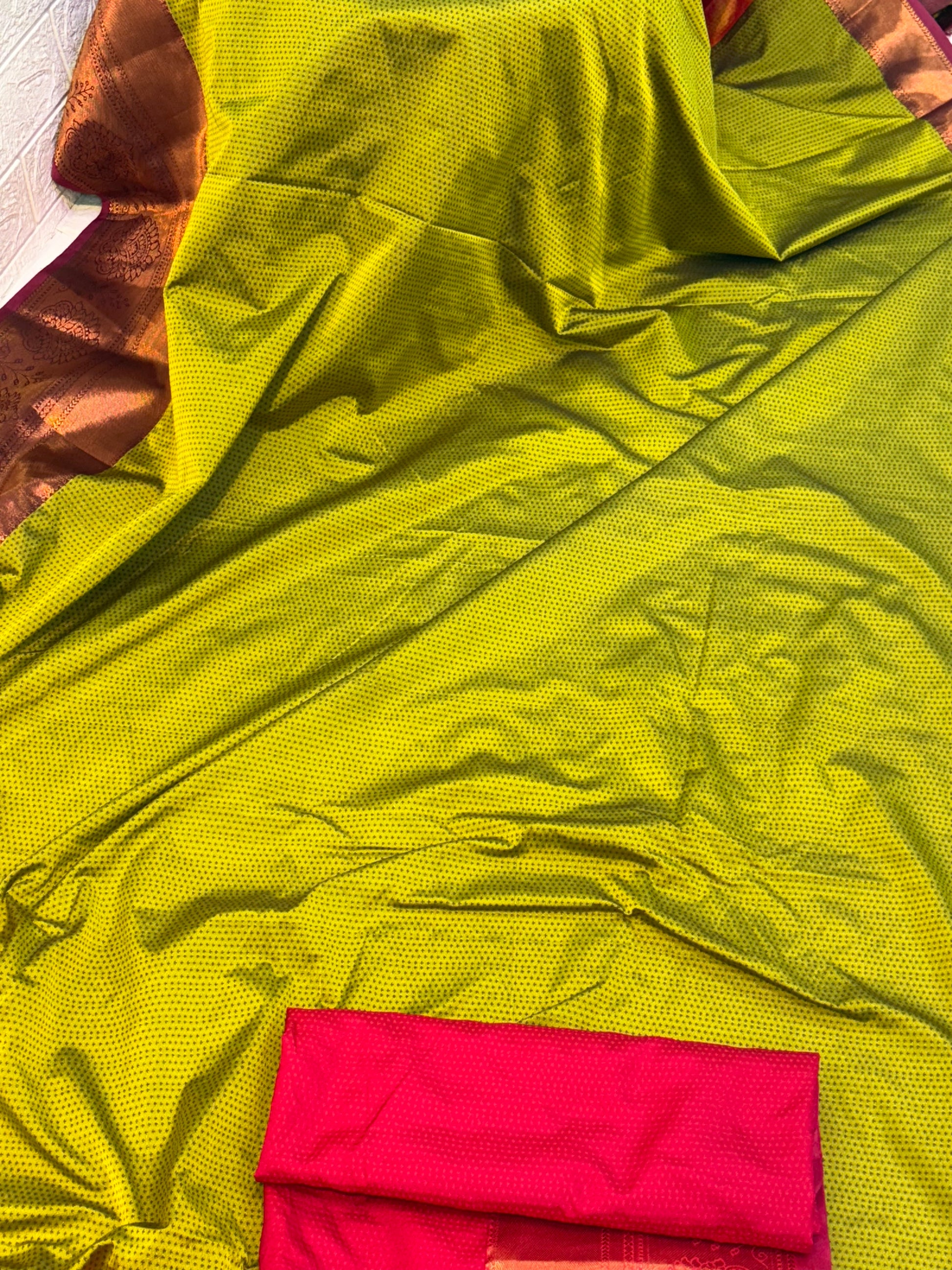 Name: Lime Green & Red Kanjivaram-Style Saree
Fabric: Soft silk blend with a rich, glossy zari-woven border