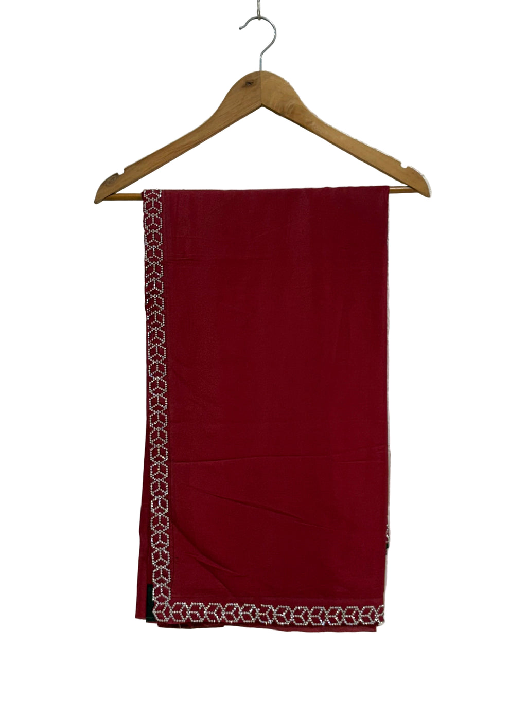 Name: Maroon Saree with  diamond border in saree with crepe silk fabric featuring a delicate  border for an elegant minimal look.