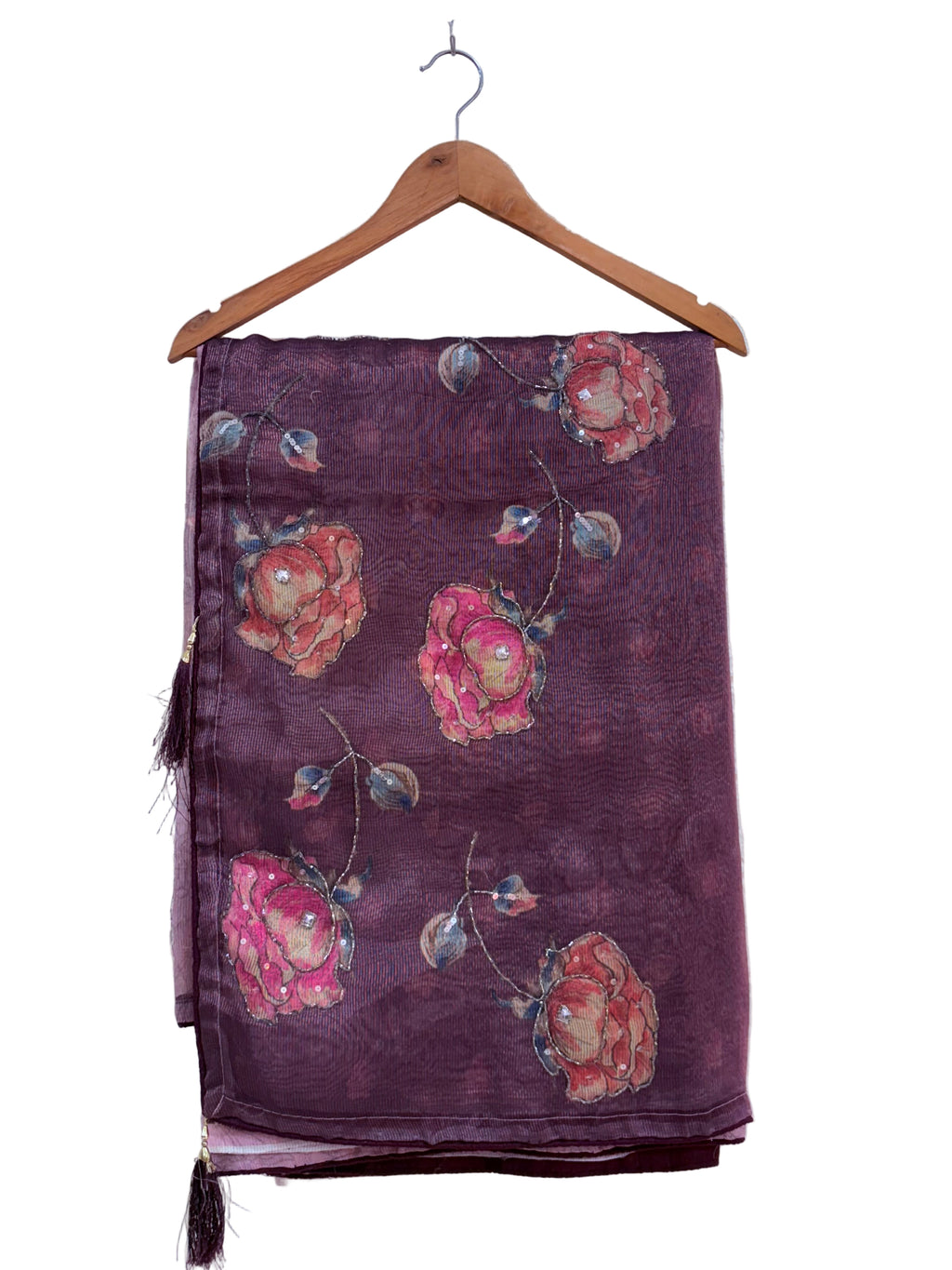 Name: Lavender Floral rust tissue fabric Saree
Lightweight with subtle floral embroidery and pastel printed motifs, offering a soft and elegant sheen.