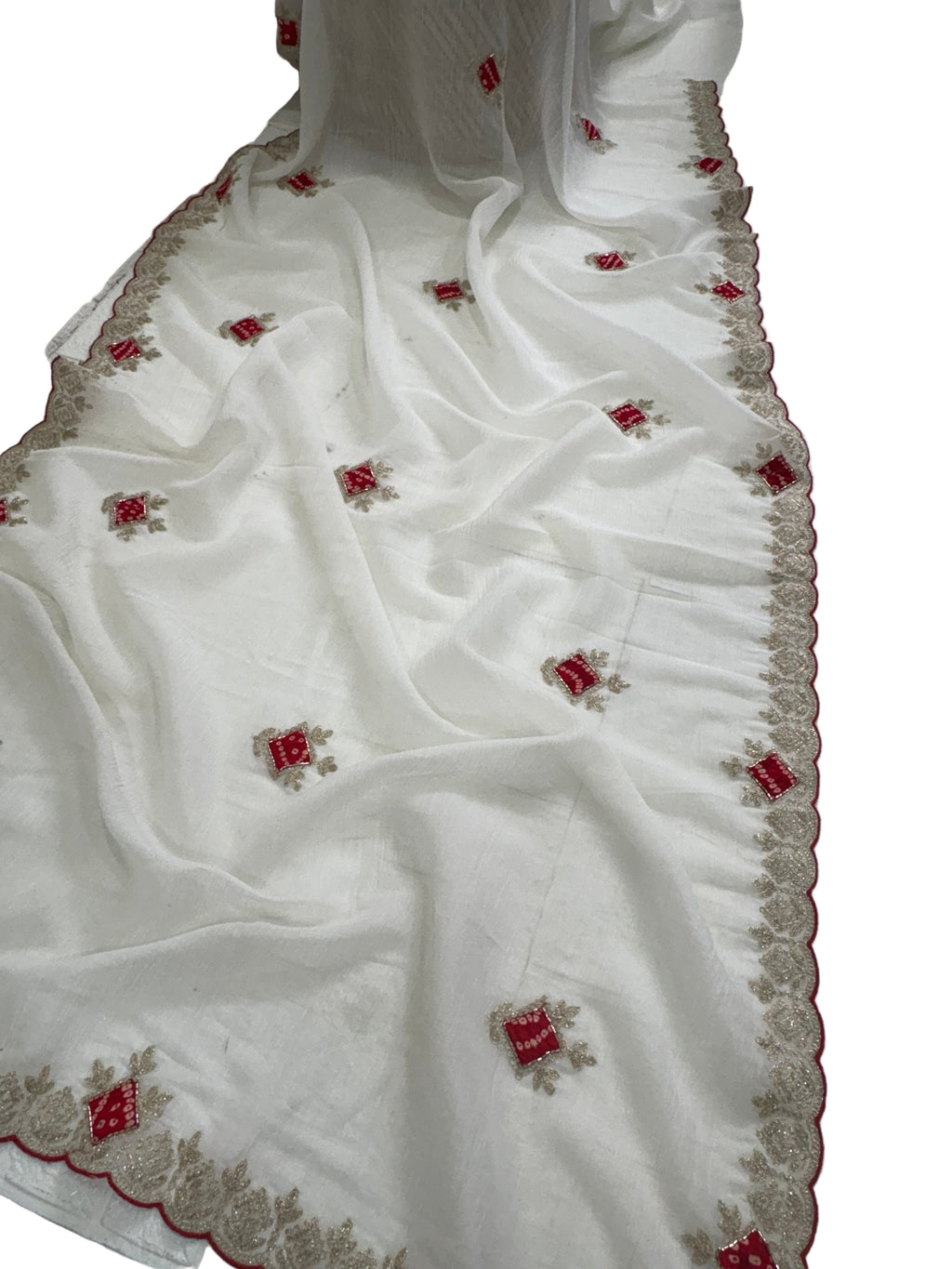 Name: Ivory Grace saree 
Elegant crush chinon fabric saree with red bandhej-style motifs and zari embroidered border. Bandhni-style blause fabric