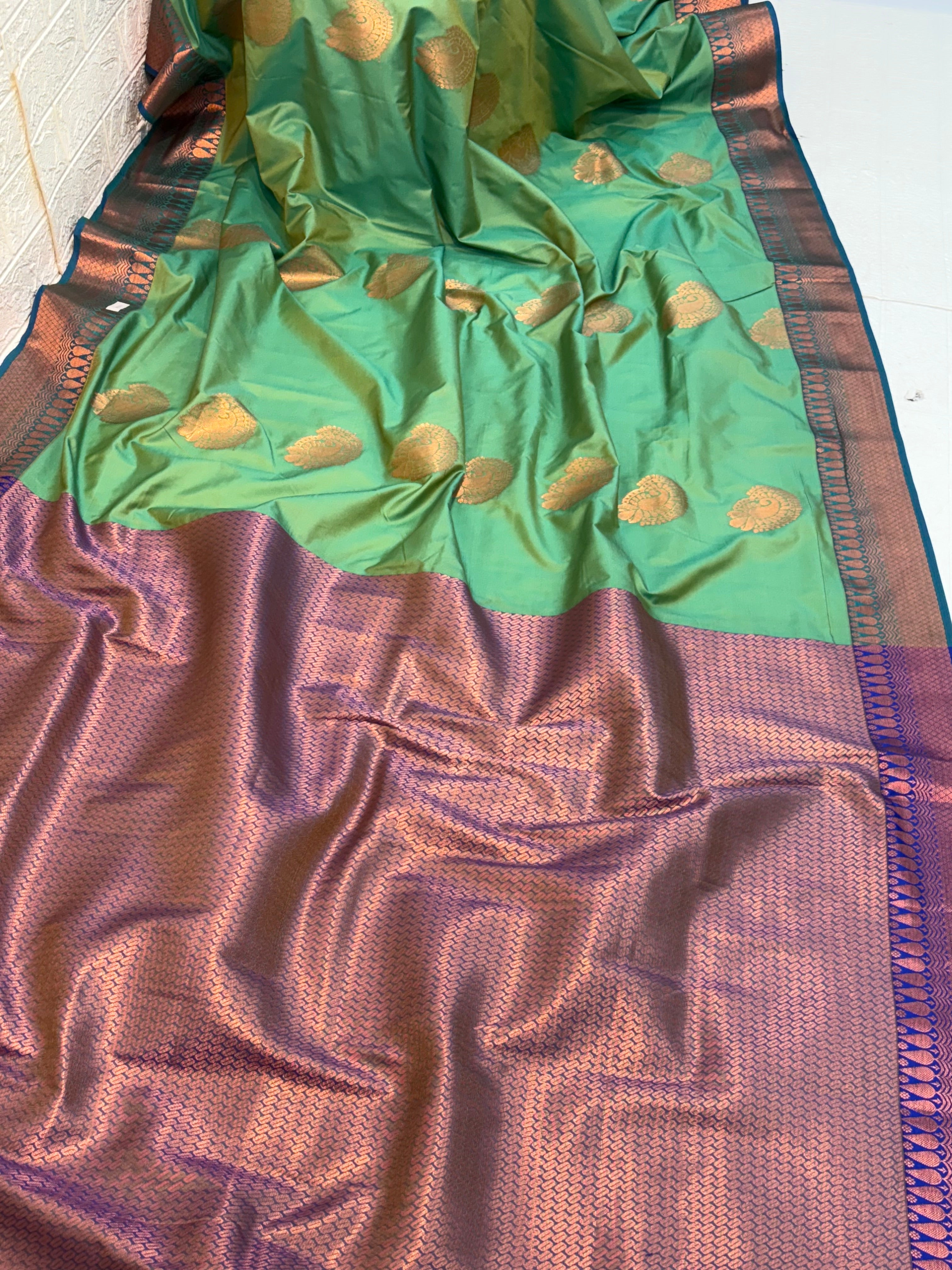 Name: Green pure Silk Saree with Rich Zari Weaving and purple pallu and contrast Border