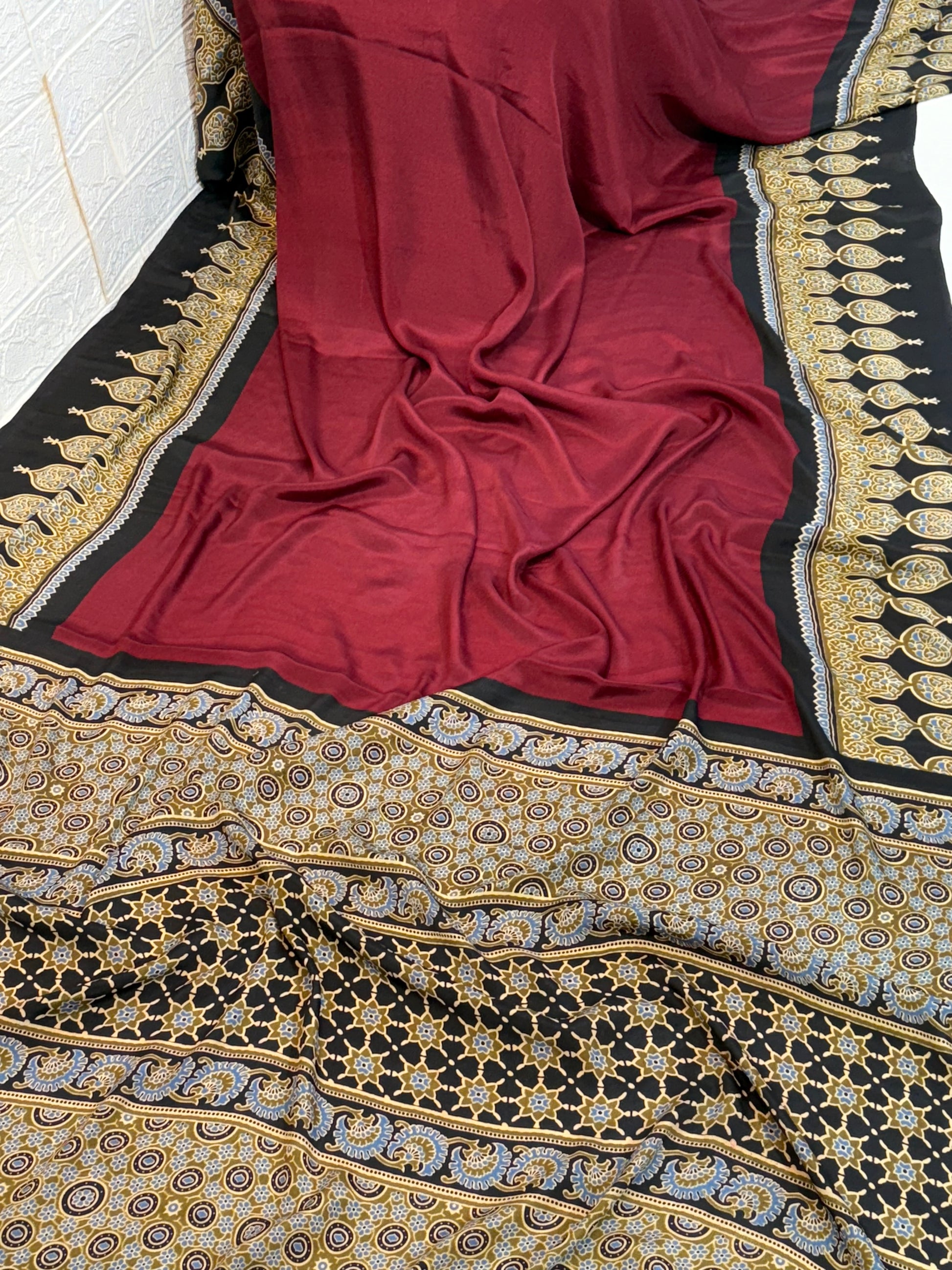 Elegance Border Saree
Crafted in soft crepe fabric, this mooru -colour aree features a striking black and gold printed border, offering a graceful drape with a rich, festive appeal.