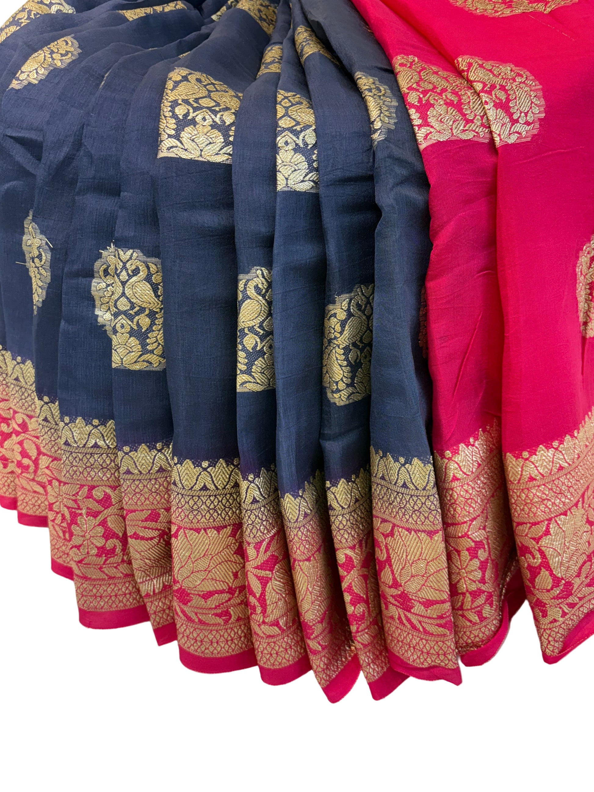 Name: Navy Blue and Rani Pink Banarasi Saree
Polka dot with Silk with rich zari motifs and traditional woven border
