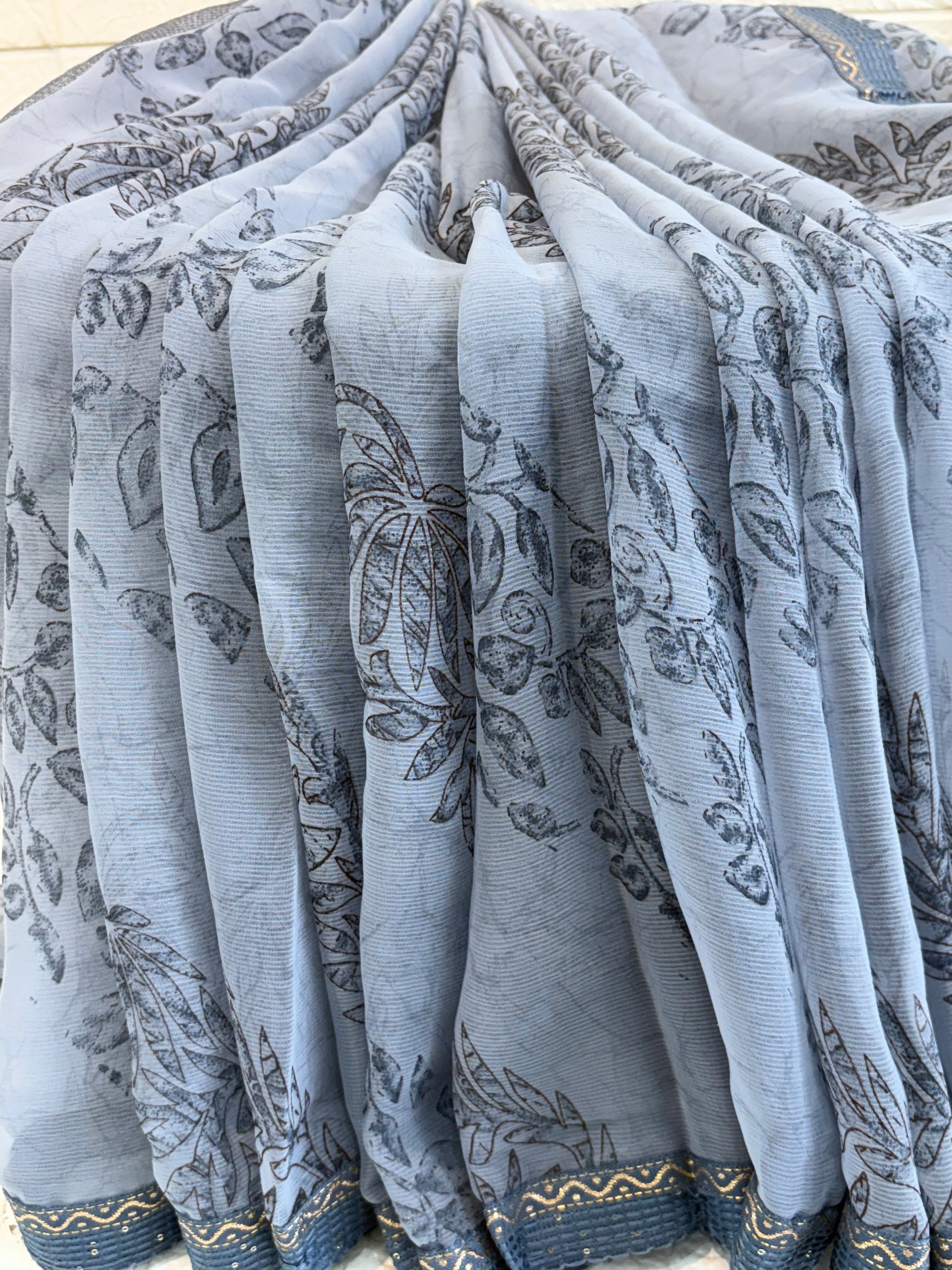 Name: Grey Leaf Print Saree
georgette fabric with elegant floral print and embroidered lace Borders this colour are available