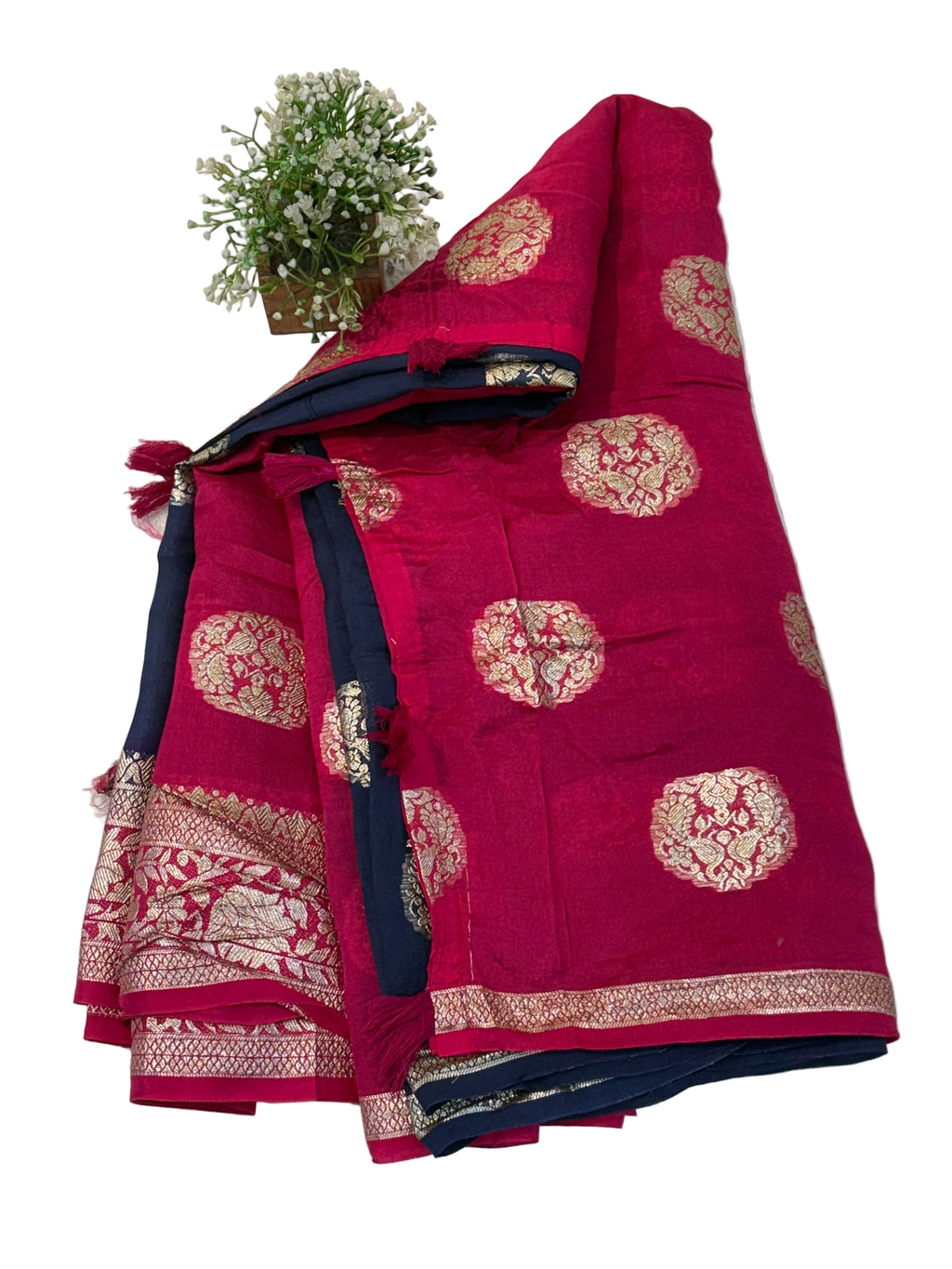 Name: Navy Blue and Rani Pink Banarasi Saree
Polka dot with Silk with rich zari motifs and traditional woven border