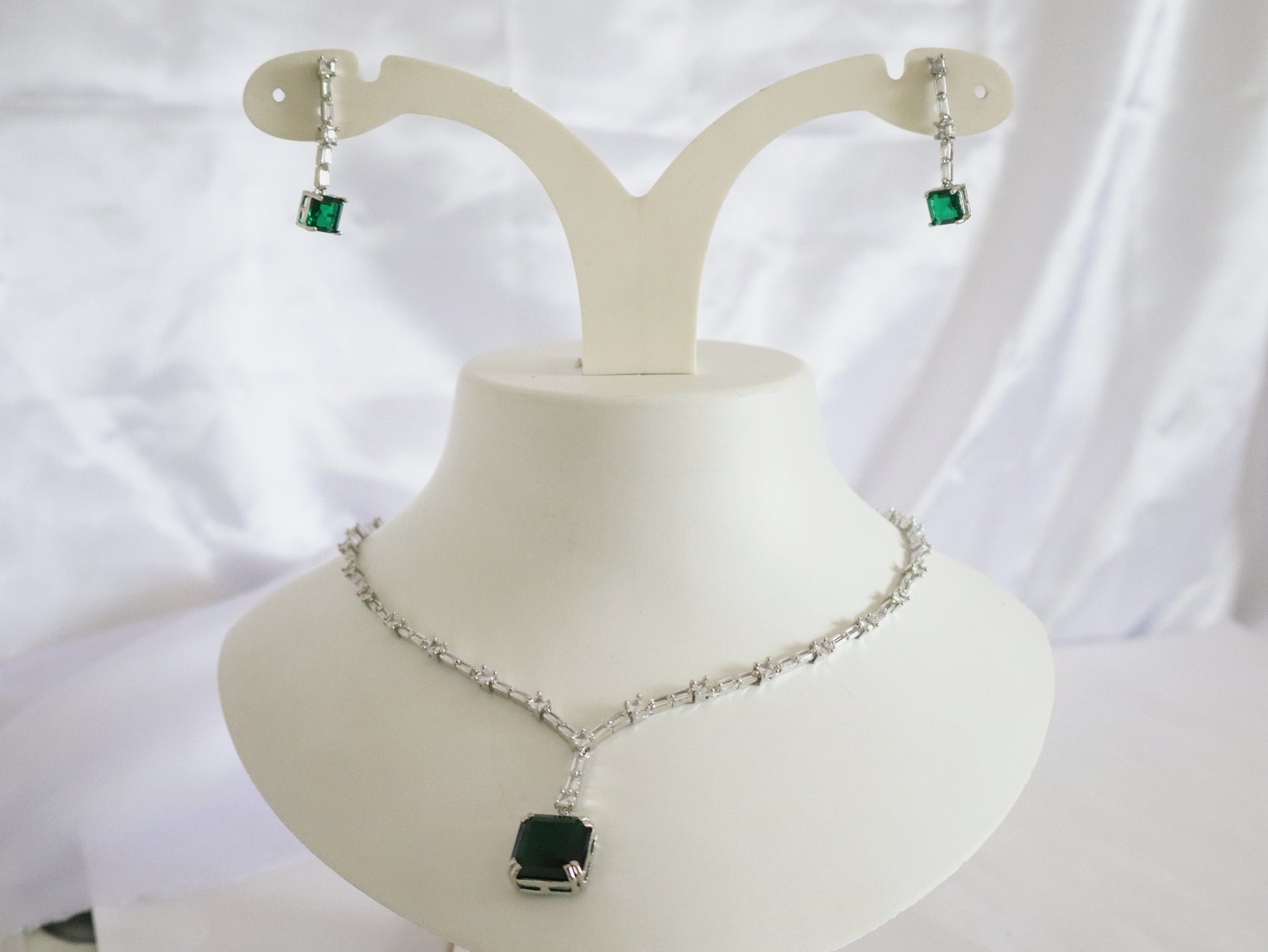 Emerald Grace Solitaire Set