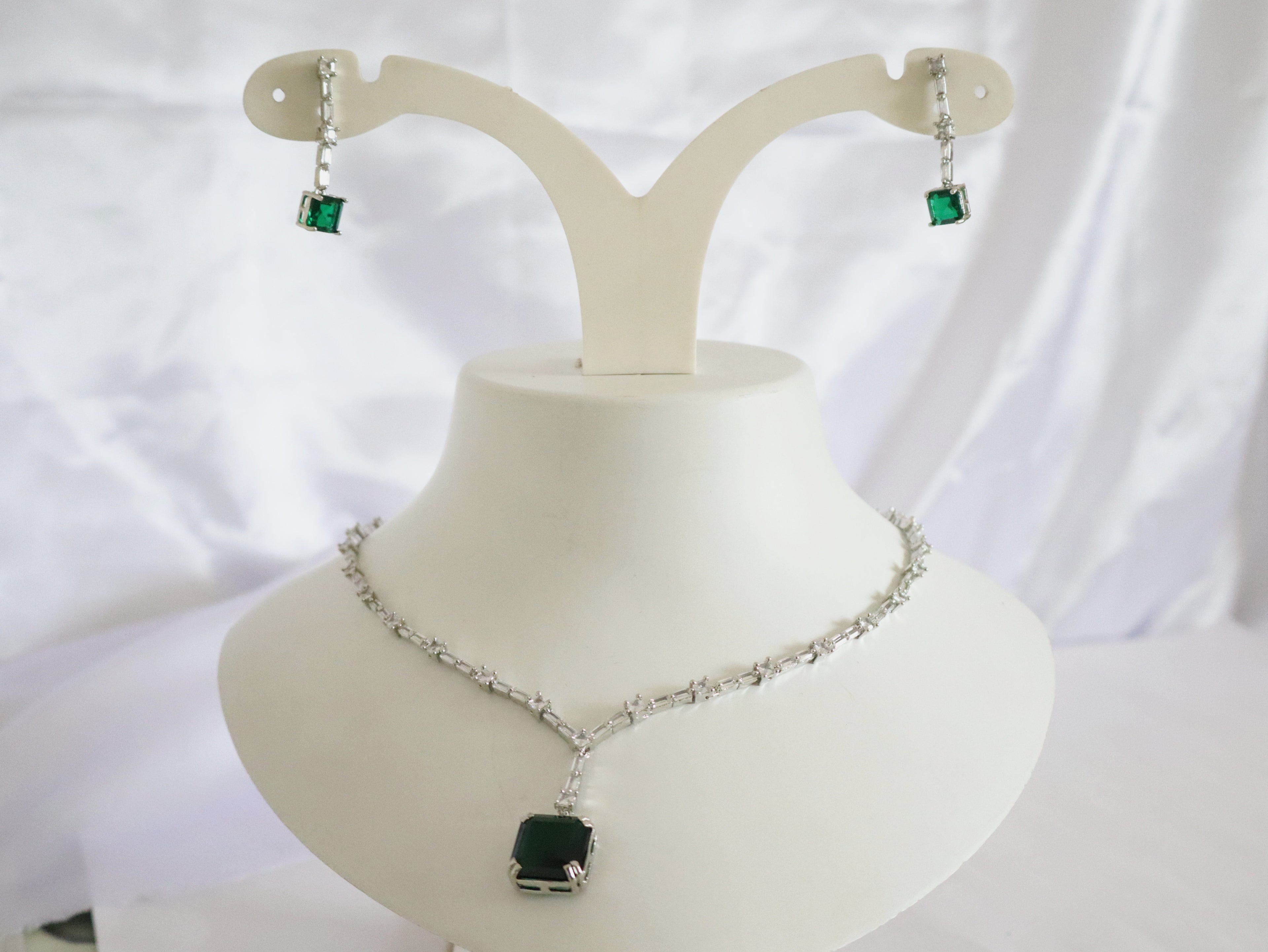 Emerald Grace Solitaire Set