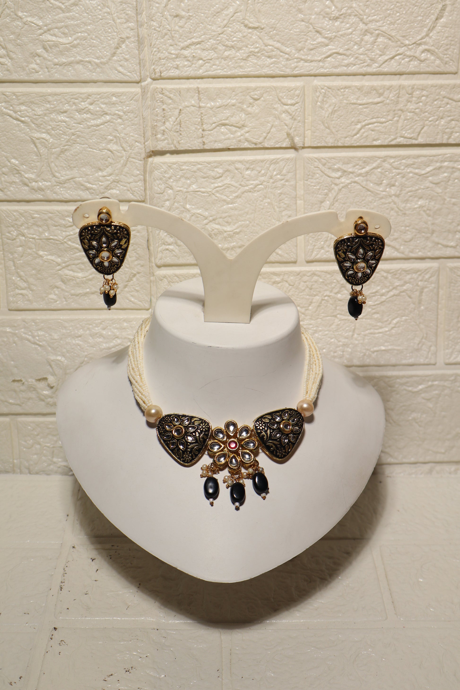 Antique Black & Gold Kundan Pearl Choker Set